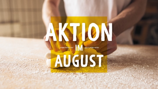Eine Person, die auf einer bemehlten Fläche Teig formt, wobei der Text AKTION IM AUGUST in fetten weißen Buchstaben auf gelbem Hintergrund zu sehen ist.