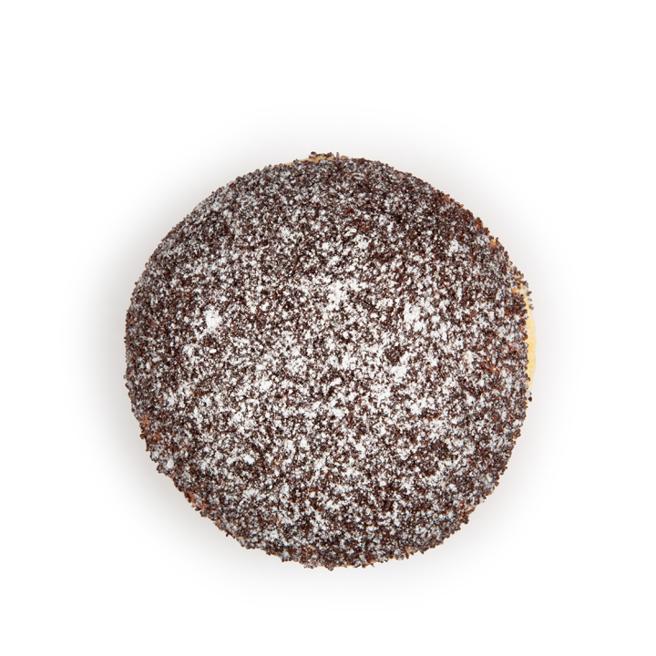 Ein rundes Gebäck mit einer dichten Schicht aus Puderzucker und Schokoladenstreuseln, von oben auf weißem Hintergrund fotografiert.