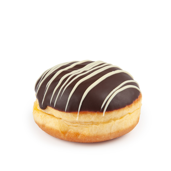 Ein runder, gefüllter Donut, der mit glänzender Schokoladenglasur überzogen und mit dünnen weißen Zuckergusslinien beträufelt ist, auf einem schlichten weißen Hintergrund.