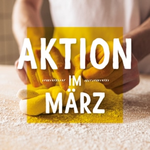 Eine Person formt Teig auf einer bemehlten Fläche. Über dem Bild befindet sich ein durchscheinendes gelbes Quadrat mit dem deutschen Text Aktion im März.
