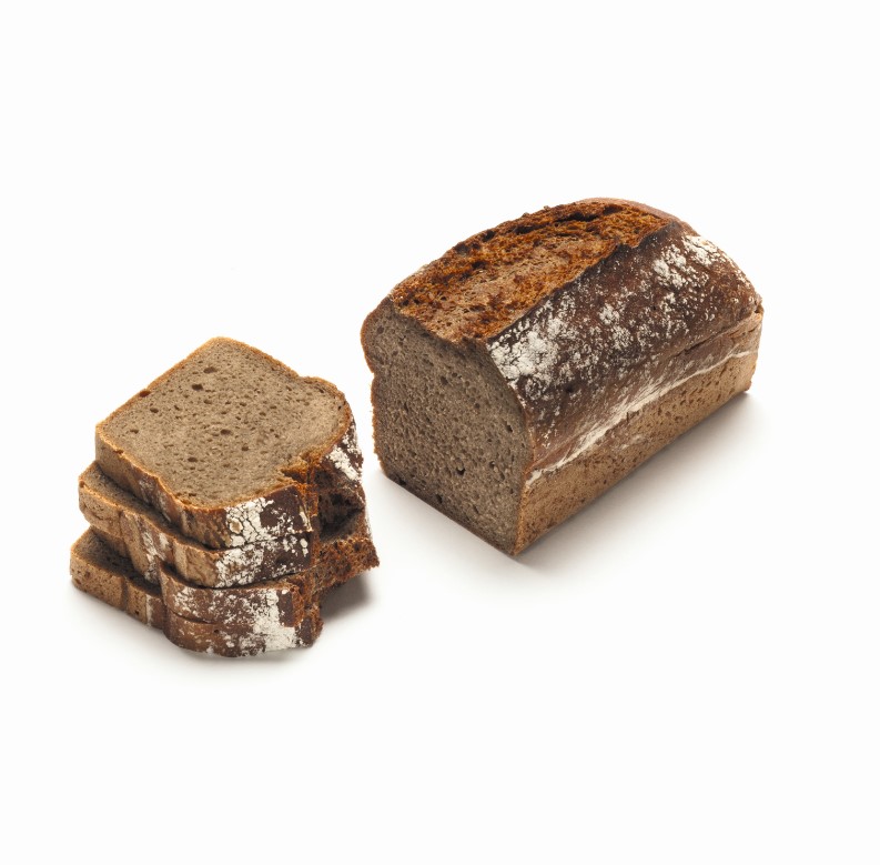 Ein Laib dunkles, rustikales Brot mit etwas Mehl auf der Oberseite liegt neben vier sauber gestapelten Scheiben auf weißem Hintergrund.