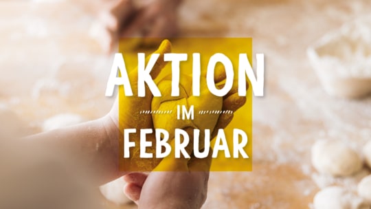 Mit Mehl bestäubte Kinderhände halten Teig, im Hintergrund sind unscharfe Backzutaten zu sehen. Der überlagerte Text auf Deutsch lautet "Aktion im Februar" auf einem gelben Quadrat.
