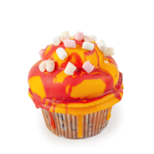 Ein Muffin mit leuchtend gelber und roter Glasur, verziert mit kleinen pastellfarbenen Marshmallows, auf weißem Hintergrund.