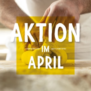 Eine Person knetet Teig auf einer bemehlten Fläche. Der Schriftzug AKTION IM APRIL steht in fetten weißen Buchstaben auf gelbem Hintergrund in der Mitte des Bildes.