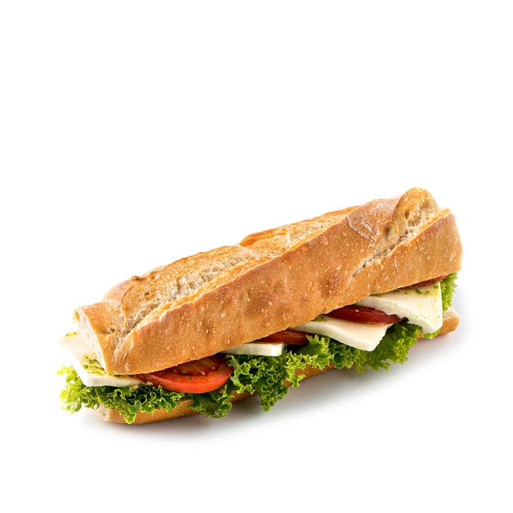 Ein Baguette-Sandwich, gefüllt mit Blattsalat, Tomatenscheiben und Käse, isoliert auf einem weißen Hintergrund.