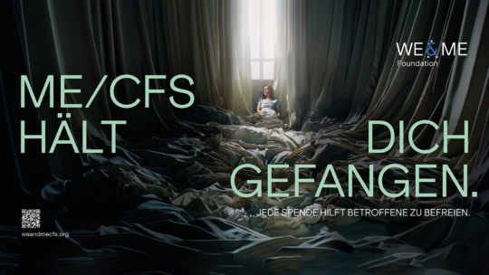 Eine Person sitzt allein auf einem Bett inmitten eines chaotischen, verworrenen Bettlakenmeeres, in das von oben Licht fällt. Der große deutsche Text lautet: "ME/CFS hält dich gefangen" und wirbt für die We&ME Foundation.