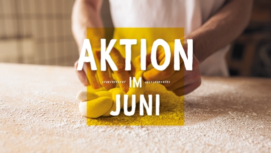 Eine Person formt Teig auf einer bemehlten Fläche. Der überlagerte Text auf Deutsch lautet: AKTION IM JUNI (Förderung im Juni).