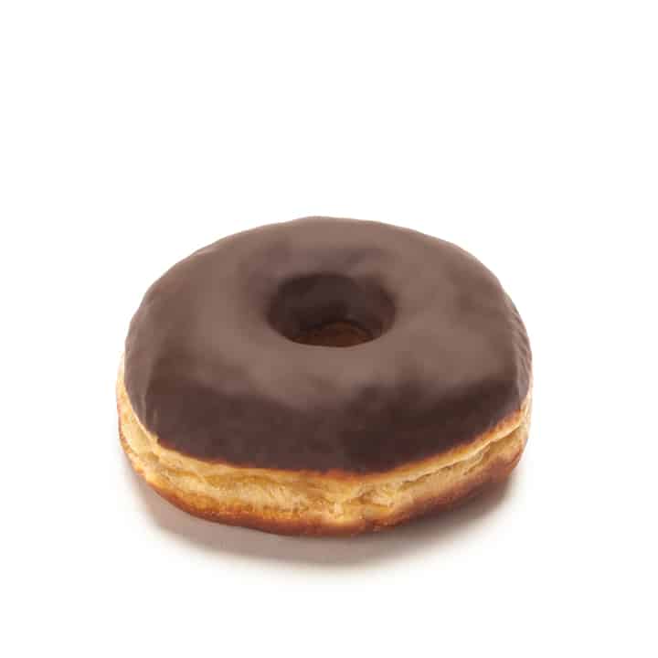 Ein einzelner Donut mit Schokoladenglasur und einfarbiger Mitte, dargestellt auf weißem Hintergrund.