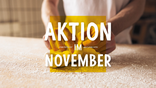 Person, die auf einer bemehlten Fläche Teig knetet, mit dem deutschen Text Aktion im November in fetten weißen Buchstaben über einem gelben Rechteck.