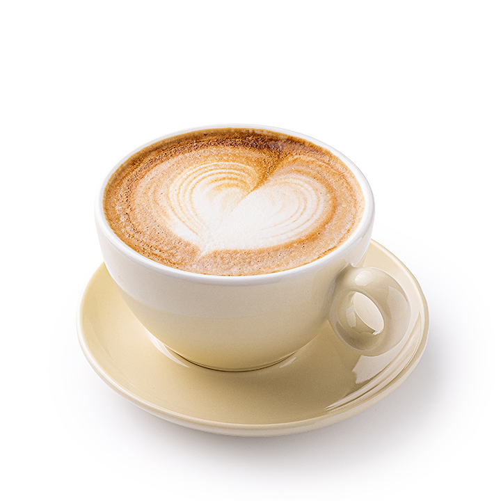 Eine Tasse Cappuccino mit herzförmigem Milchkaffee auf dem Schaum, serviert in einer cremefarbenen Tasse mit Untertasse, vor einem weißen Hintergrund.