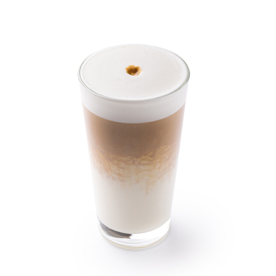 Ein hohes Glas mit geschichtetem Milchkaffee mit Milch am Boden, Espresso in der Mitte und einer dicken Schaumschicht obenauf, garniert mit einem kleinen Kaffeetropfen in der Mitte.