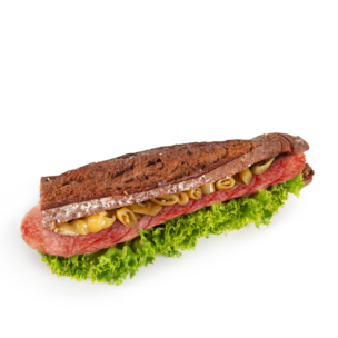 Ein Sandwich aus dunklem Baguettebrot, gefüllt mit Salat, geschnittener Salami, grünen Oliven und geschmolzenem Käse, auf weißem Hintergrund.