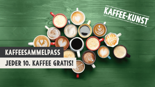 Eine Vielzahl von bunten Kaffeebechern, gefüllt mit verschiedenen Kaffeesorten mit Latte Art, angeordnet in einem Kreis auf einem grünen Holztisch in der Bäckerei. Der Text auf Deutsch lautet: KAFFEESAMMELPASS - JEDER 10. KAFFEE GRATIS! KAFFEE-KUNST.