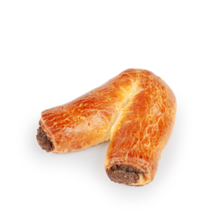 Ein goldbraunes, halbmondförmiges Gebäck mit glänzender, glasierter Oberfläche und einer sichtbaren dunklen Füllung an den beiden offenen Enden auf weißem Grund.