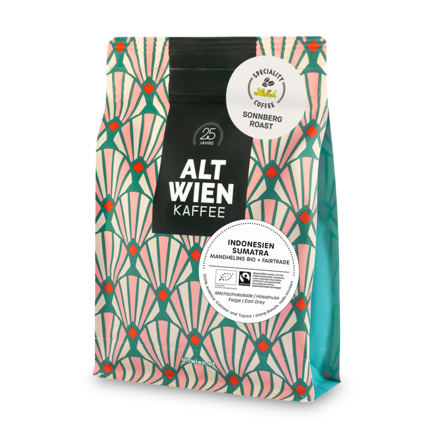 Eine bunte Tüte Alt Wien Kaffee mit einem Art-Deco-Muster in Grün, Rosa und Rot. Laut Etikett handelt es sich um indonesischen Sumatra-Kaffee, Sonneberger Röstung, Bio, Fair Trade und schokoladig im Geschmack.