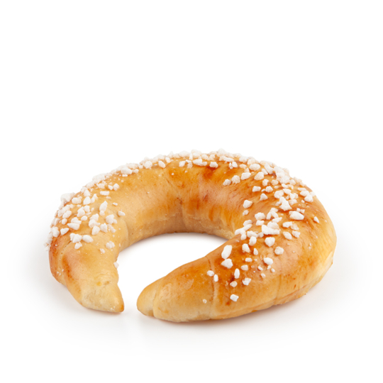 Ein goldbraunes, halbmondförmiges Gebäck, das mit groben Zuckerkristallen bestreut ist und sich auf einem schlichten weißen Hintergrund befindet.