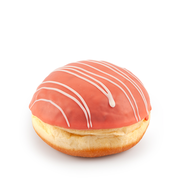 Ein runder, fluffiger Donut mit orangefarbenem Zuckerguss und weißen Zuckergussstreifen auf der Oberseite, vor einem schlichten weißen Hintergrund.