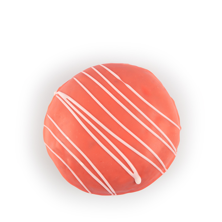 Ein runder Donut mit glattem rosa Zuckerguss, verziert mit mehreren diagonalen weißen Zuckergussstreifen, fotografiert von oben auf einem weißen Hintergrund.