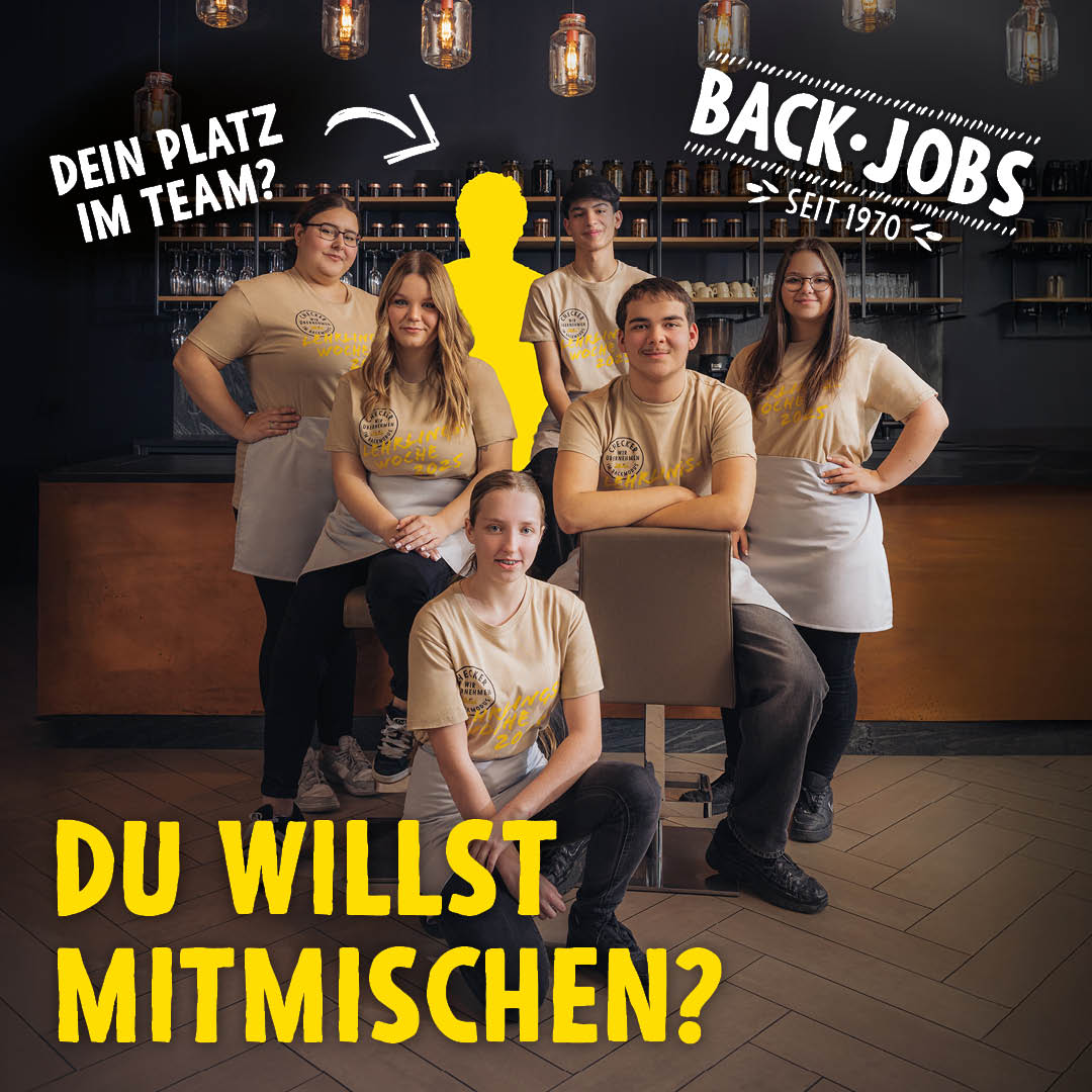 Sechs junge Bäckereiarbeiter in Uniform stehen und sitzen vor einer Theke. Eine gelbe Silhouette und ein Pfeil markieren einen freien Platz. Der fettgedruckte deutsche Text lautet: "Du willst mitmischen? Dein Platz im Team? Backjobs seit 1970.