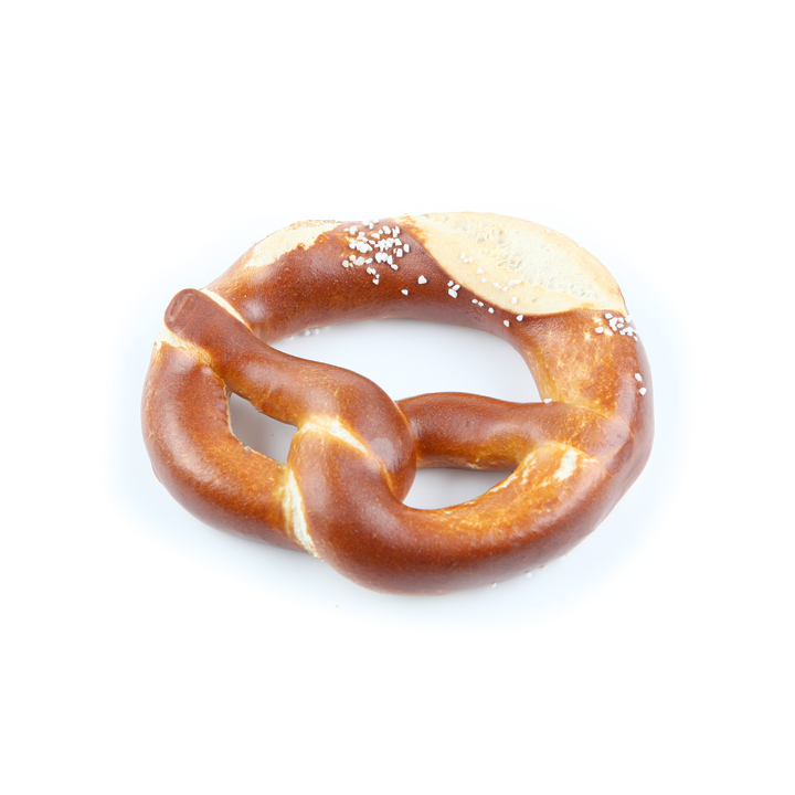Eine traditionelle braune Brezel mit glänzender Oberfläche, die mit grobem Salz bestreut ist, steht isoliert auf einem weißen Hintergrund.