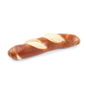 Ein einzelnes Brezel-Baguette mit dunkelbrauner, glänzender Kruste und zwei tiefen diagonalen Schlitzen auf der Oberseite, isoliert auf einem weißen Hintergrund.