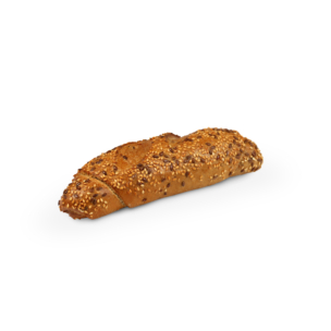 Ein mit Sesam bestreutes Schwarzbrot, das an einem Ende leicht angeschnitten ist, liegt auf einem schlichten weißen Hintergrund.