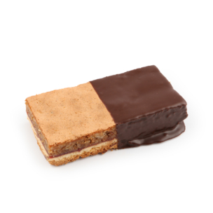 Ein rechteckiger, geschichteter Gebäckriegel, der zur Hälfte mit dunkler Schokolade überzogen ist und auf der nicht überzogenen Seite eine nussige Füllung und keksartige Schichten aufweist, isoliert auf weißem Hintergrund.