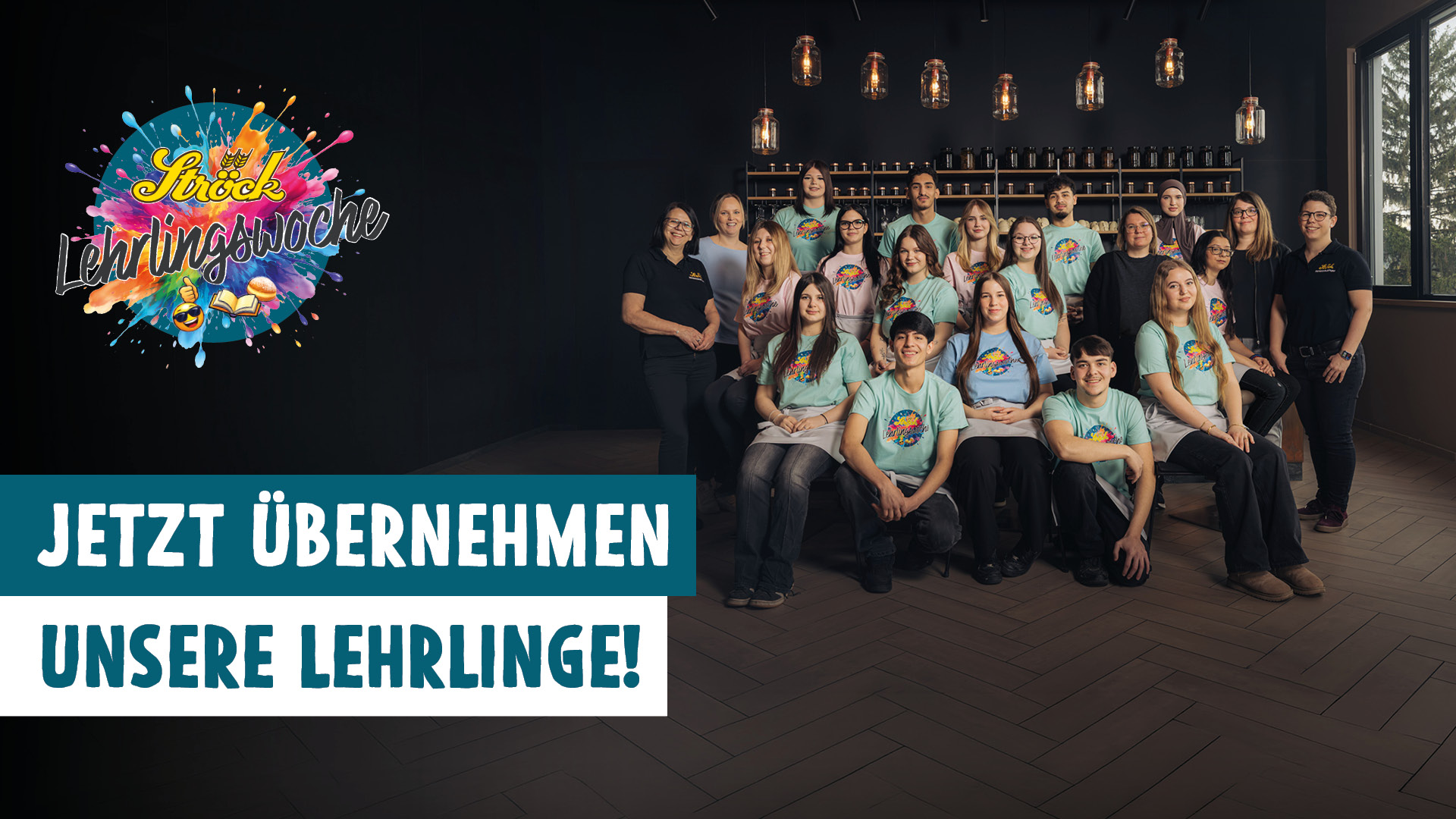 Eine Gruppe junger Leute in passenden türkisfarbenen T-Shirts posiert zusammen in einem modernen Raum. Auf dem bunten Logo links steht "Lehrlingswoche". Der Text auf Deutsch lautet: "JETZT ÜBERNEHMEN UNSERE LEHRLINGE!".
