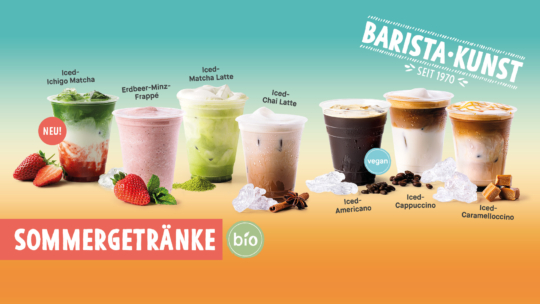 Sieben Sommergetränke in durchsichtigen Bechern stehen vor einem farbenfrohen Hintergrund, darunter geeister Matcha, Erdbeer-Minz-Frappé, Latte, Chai, Americano, Cappuccino und Caramel Macchiato, mit Eis, Erdbeeren und Minzblättern als Akzente.