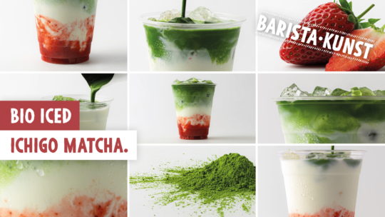 Eine Collage zeigt ein geschichtetes Eisgetränk mit Erdbeeren, grünem Matcha und Milch, daneben frische Erdbeeren und Matcha-Pulver. Der Text lautet Bio-Eis-Ichigo-Matcha und BARISTA-KUNST.