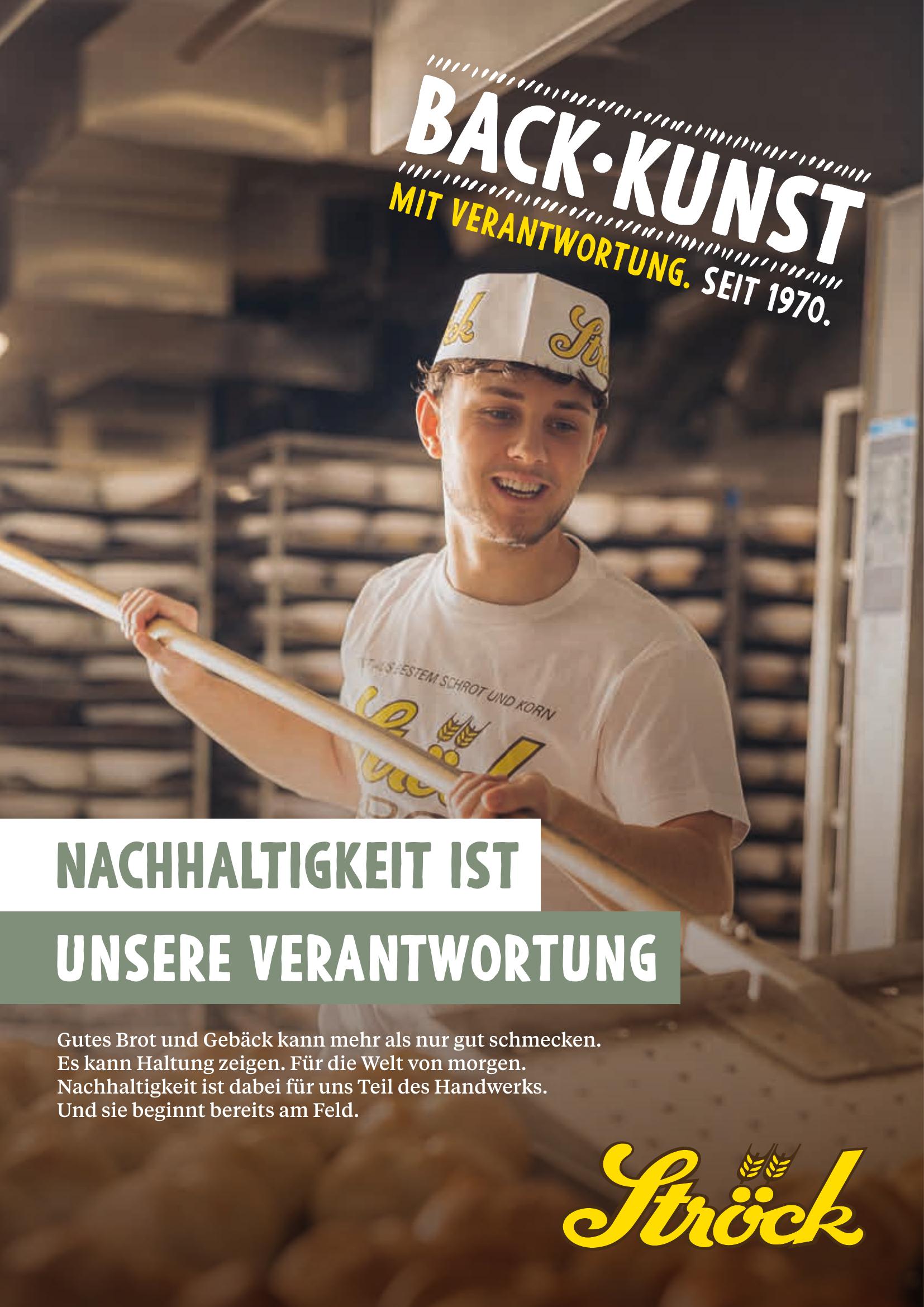 Ein junger männlicher Bäcker in einer Bäckerei, der eine weiße Uniform und einen Hut trägt, lächelt, während er eine hölzerne Schale mit Brotteig hält. Der Text hebt Nachhaltigkeit und Verantwortung in der 1970 gegründeten Bäckerei Ströck hervor.