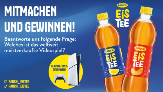 Werbebild mit zwei Flaschen RAUCH Eistee, einer PlayStation 5 und einem Text in deutscher Sprache, der zur Teilnahme an einem Gewinnspiel aufruft, bei dem es darum geht, welches das meistverkaufte Videospiel der Welt ist. Social-Media-Handles werden gezeigt.
