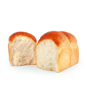 Ein Laib weiches, flauschiges Weißbrot mit goldbrauner Kruste, teilweise aufgeschnitten, um das luftige Innere zu enthüllen, vor einem weißen Hintergrund.