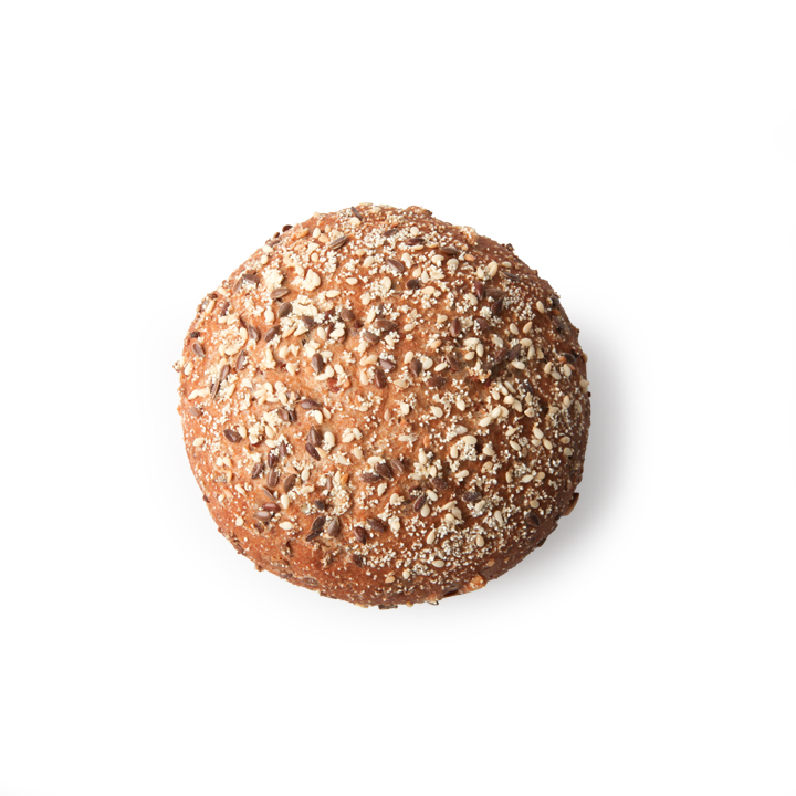 Ein rundes Vollkornbrötchen mit Haferflocken und Körnern auf einem weißen Hintergrund.