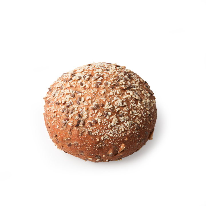 Ein rundes Vollkornbrötchen, belegt mit Haferflocken und Samen, isoliert auf weißem Hintergrund.