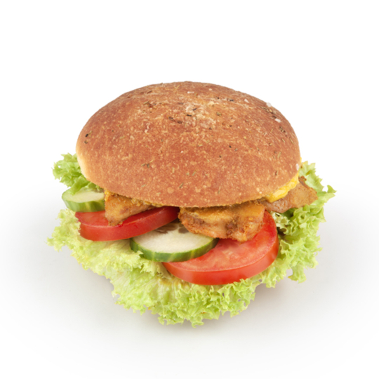 Ein Sandwich mit einem Vollkornbrötchen, Blattsalat, Tomatenscheiben, Gurken und gegrilltem Hähnchen vor einem weißen Hintergrund.