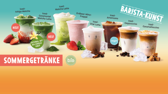 Eine Auswahl an bunten Sommergetränken aus der Bäckerei, darunter Matcha-Latte, Erdbeer-Minze-Frappé, Chai-Latte, Americano, Cappuccino und Caramelcocchino, wird zusammen mit Eis, Früchten, Bohnen und dem Schriftzug „Sommergetränke“ präsentiert.