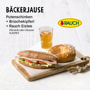 Auf einem Holzbrett liegen ein Sandwich mit Putenfleisch, Salat und Tomate, ein Brioche-Brötchen mit grobem Zucker und ein Glas Eistee. Ein Text in deutscher Sprache beschreibt das Menüangebot. Neben dem Getränk ist das Rauch-Logo zu sehen.