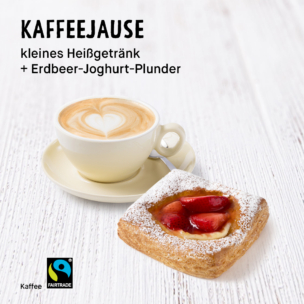 Eine Tasse Cappuccino mit einer herzförmigen Latte-Art neben einem Erdbeer-Joghurt-Plunder auf hellem Hintergrund. Der Text darüber lautet: „KAFFEEJAUSE kleines Heißgetränk + Erdbeer-Joghurt-Plunder.“ Es sind Fairtrade- und Kaffee-Logos zu sehen.
