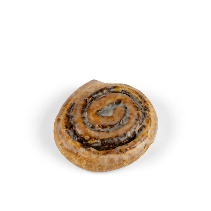 Eine glasierte Zimtschnecke mit sichtbarem Spiralmuster, abgebildet auf weißem Hintergrund.