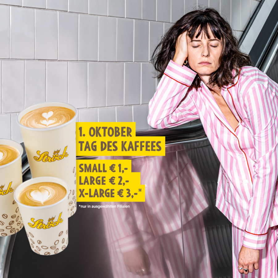 Eine müde Frau in einem rosa gestreiften Pyjama steht neben drei Kaffeetassen an einer Rolltreppe. Der Text wirbt für eine „Coffee Day“-Veranstaltung am 1. Oktober mit Sonderpreisen für verschiedene Größen.