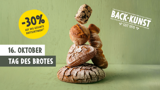 Ein Stapel aus fünf verschiedenen Broten auf hellgrünem Hintergrund, dazu ein Werbetext, der einen Rabatt von 30 % auf Brot ankündigt, sowie das Datum 16. Oktober, der Tag des Brotes.