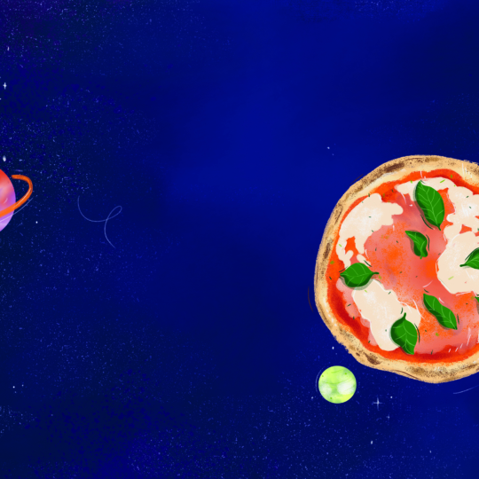 Eine Pizza mit Tomatensauce, Mozzarella und Basilikum schwebt im Weltraum zwischen bunten Planeten auf einem dunkelblauen Sternenhintergrund.
