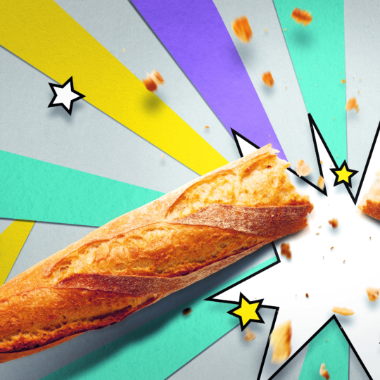 Ein in zwei Hälften zerbrochenes Baguette mit herumfliegenden Krümeln vor einem farbenfrohen Hintergrund im Comic-Stil mit Starbursts und Blitzen in Gelb, Türkis und Lila.