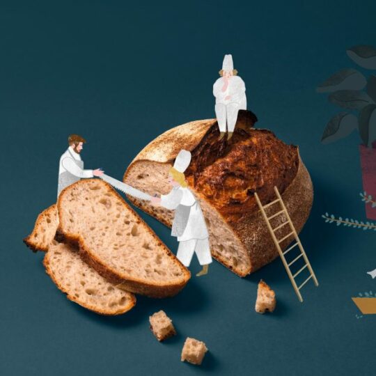 Ein Brotlaib und Brotscheiben mit illustrierten Köchen, die darauf und darum herum stehen, einer auf einer Leiter, ein anderer reicht eine Scheibe weiter, vor einem dunklen Hintergrund mit einer Pflanze in der Ecke.