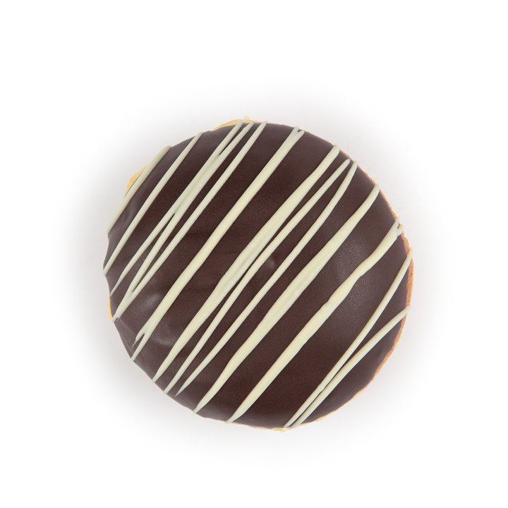 Ein runder Donut, der mit Schokoladenglasur überzogen und mit diagonalen weißen Zuckergussstreifen verziert ist, fotografiert von oben auf einem weißen Hintergrund.