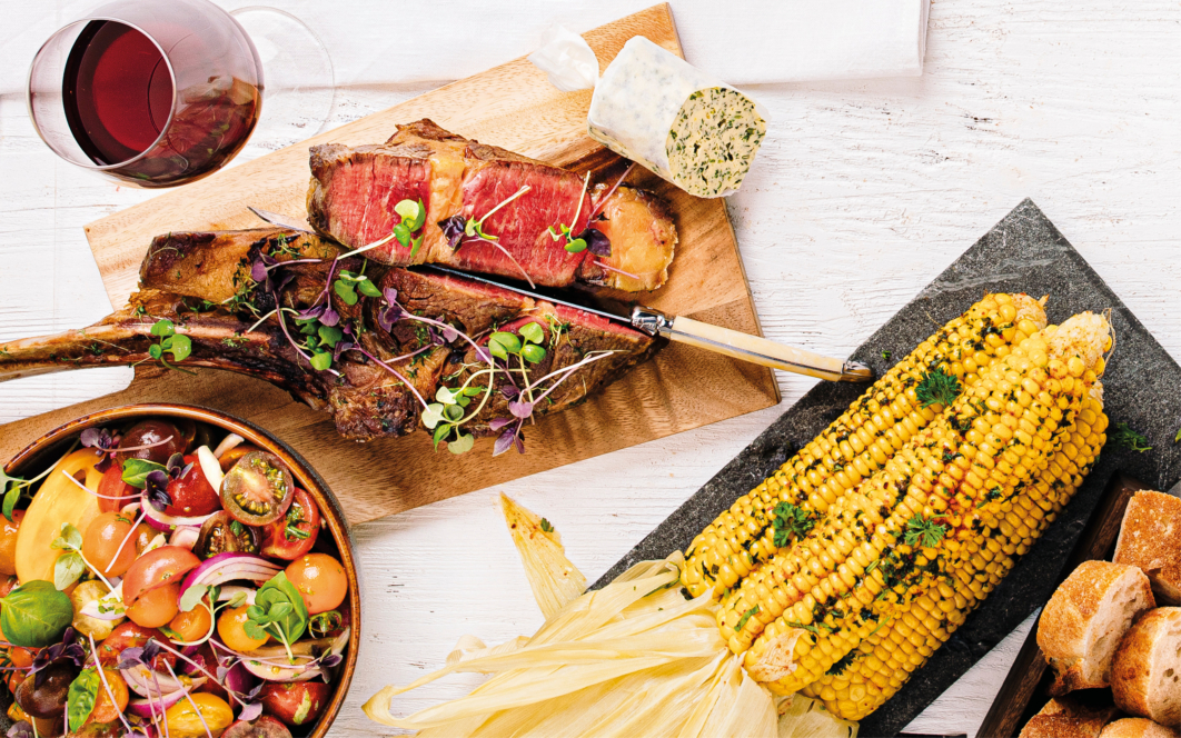 Rezept: Tomahawk Steak mit buntem Paradeisersalat, gegrilltem Mais und ...